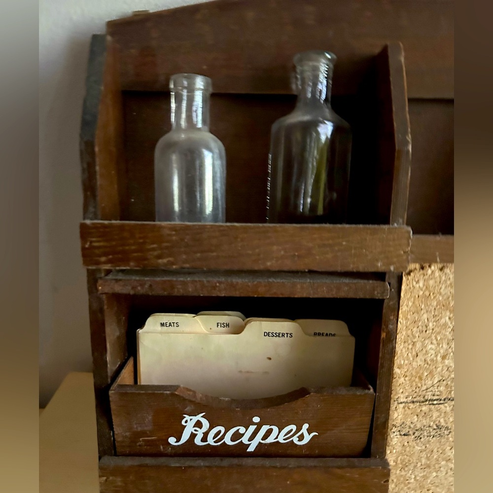VTG Wooden Hanging Spice Rack Glass Bottles recipe cards Cottagecore farmhouse - Picture 4 of 7